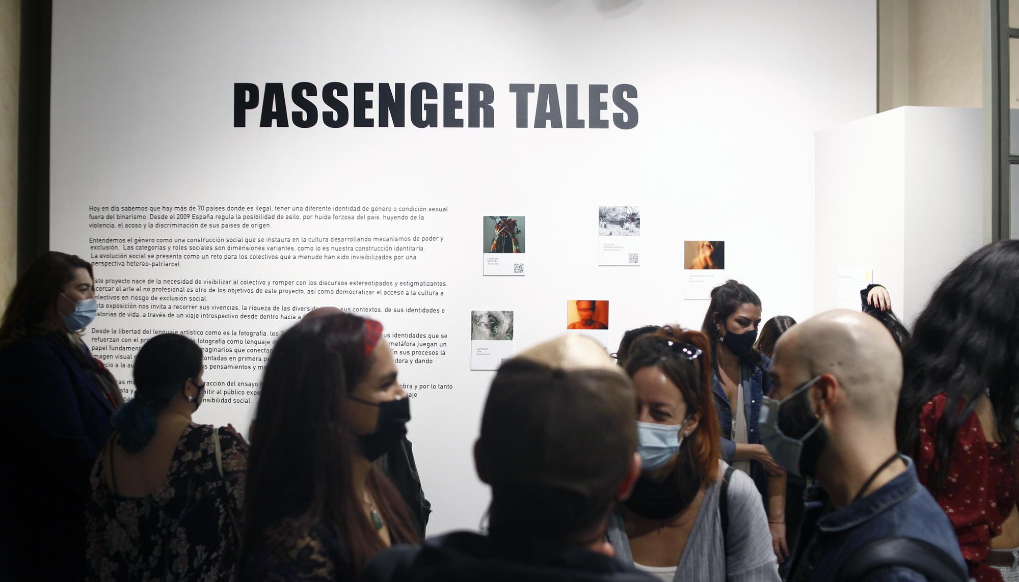 Presentación de la exposición de fotografía participativa "PASSENGER TALES" en el CC Pati Llimona de Barcelona