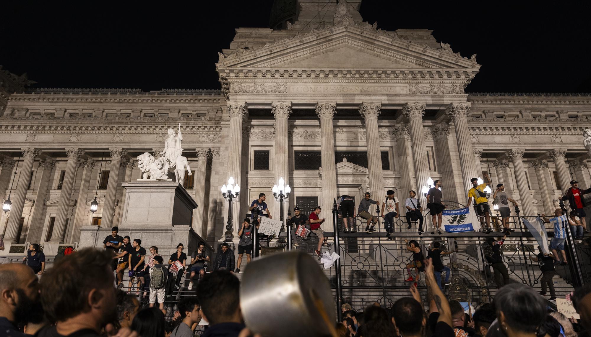Cacerolazo para protestar contra el Decreto de Necesidad y Urgencia (DNU) anunciado por el presidente Javier Milei. - 12
