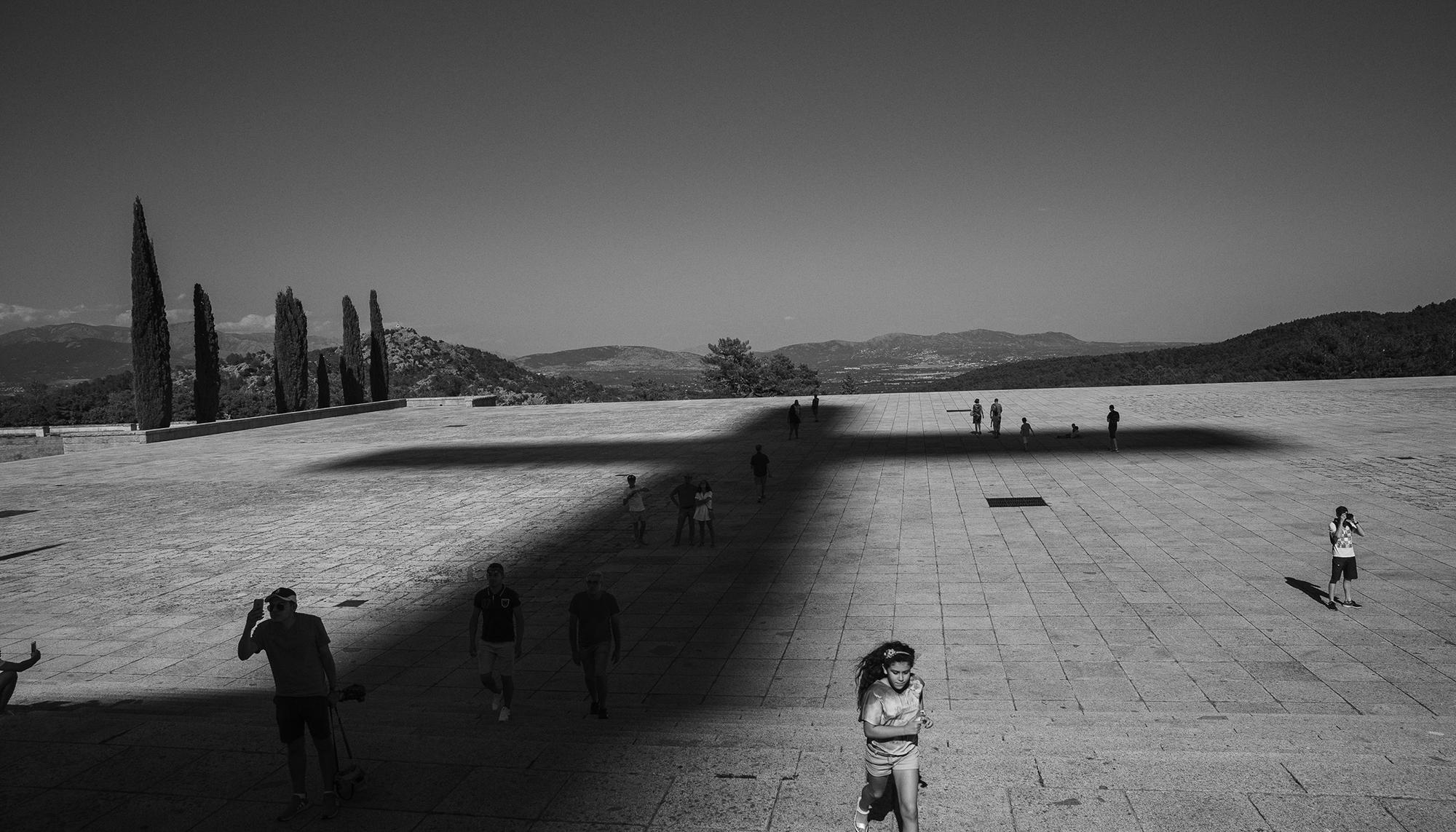 Una niña corre por la explanada del Valle de Cuelgamuros.