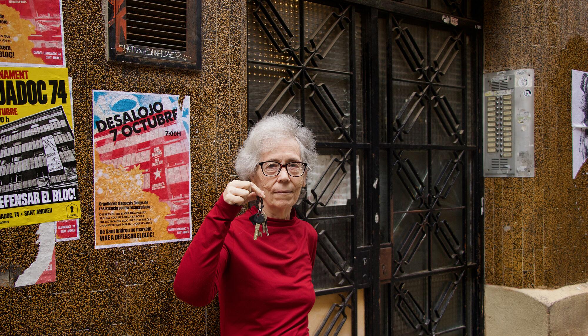 Vecina del bloque del bloqeu de Llenguadoc 74 (Sant Andreu, Barcelona) frente a su edificio, en riesgo de desahucio.