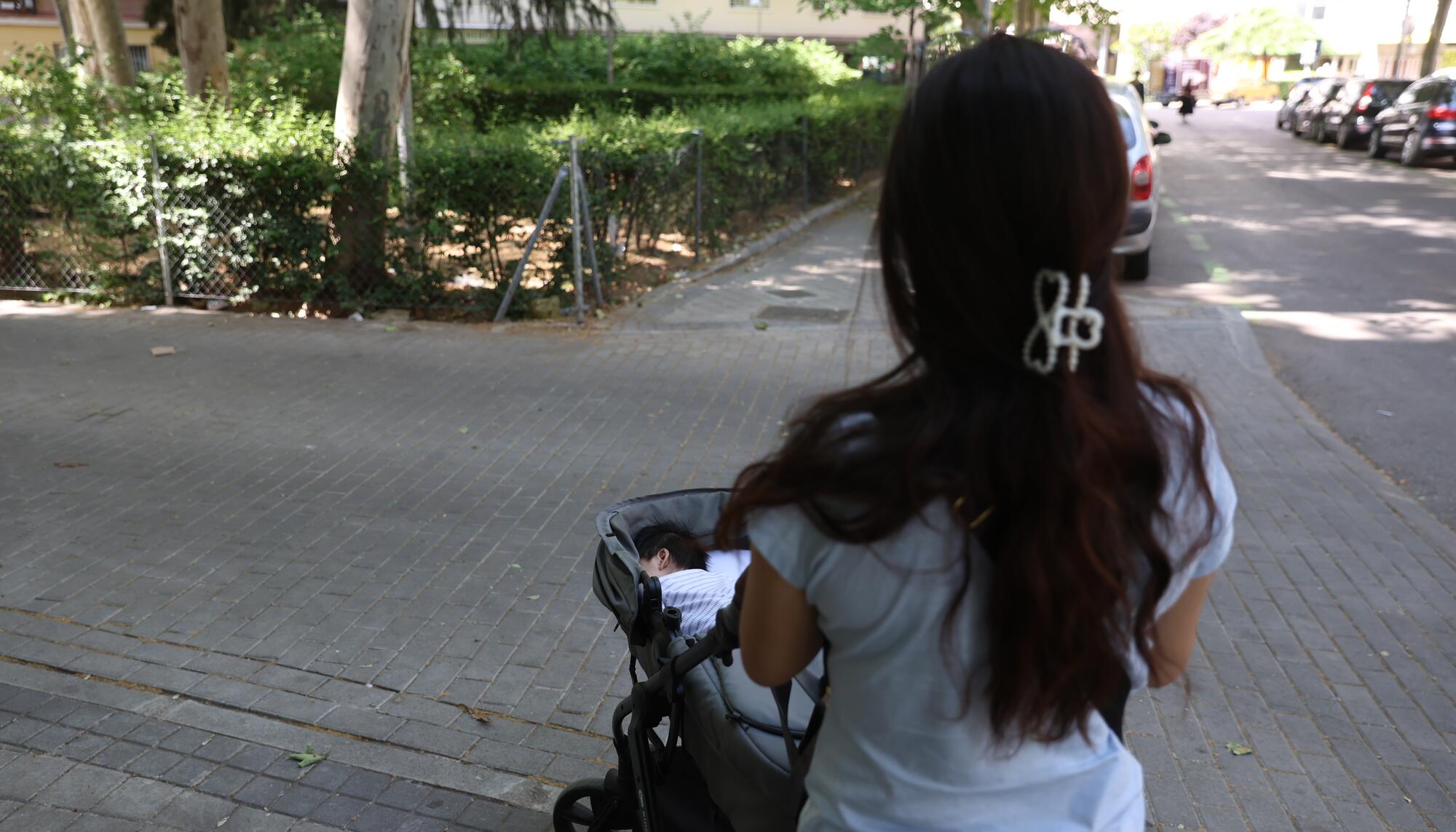 Mujer Retirada Bebé