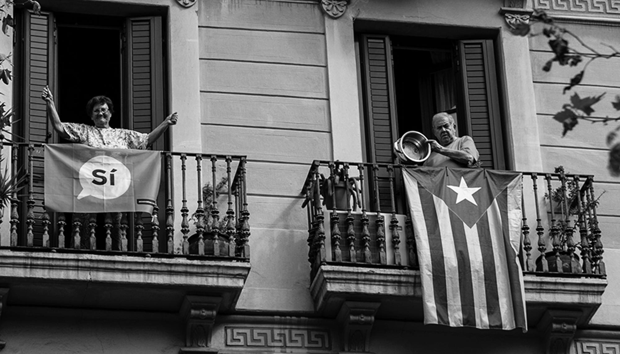 Personas en los balcones de Barcelona, en la huelga del 3 de octubre.