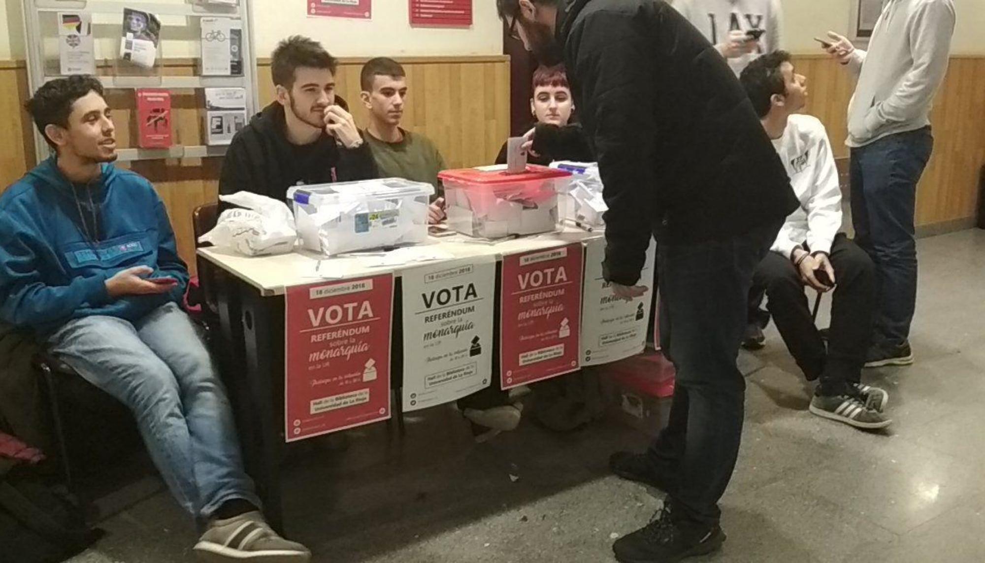 Votación sobre la Monarquía en la Universidad de La Rioja