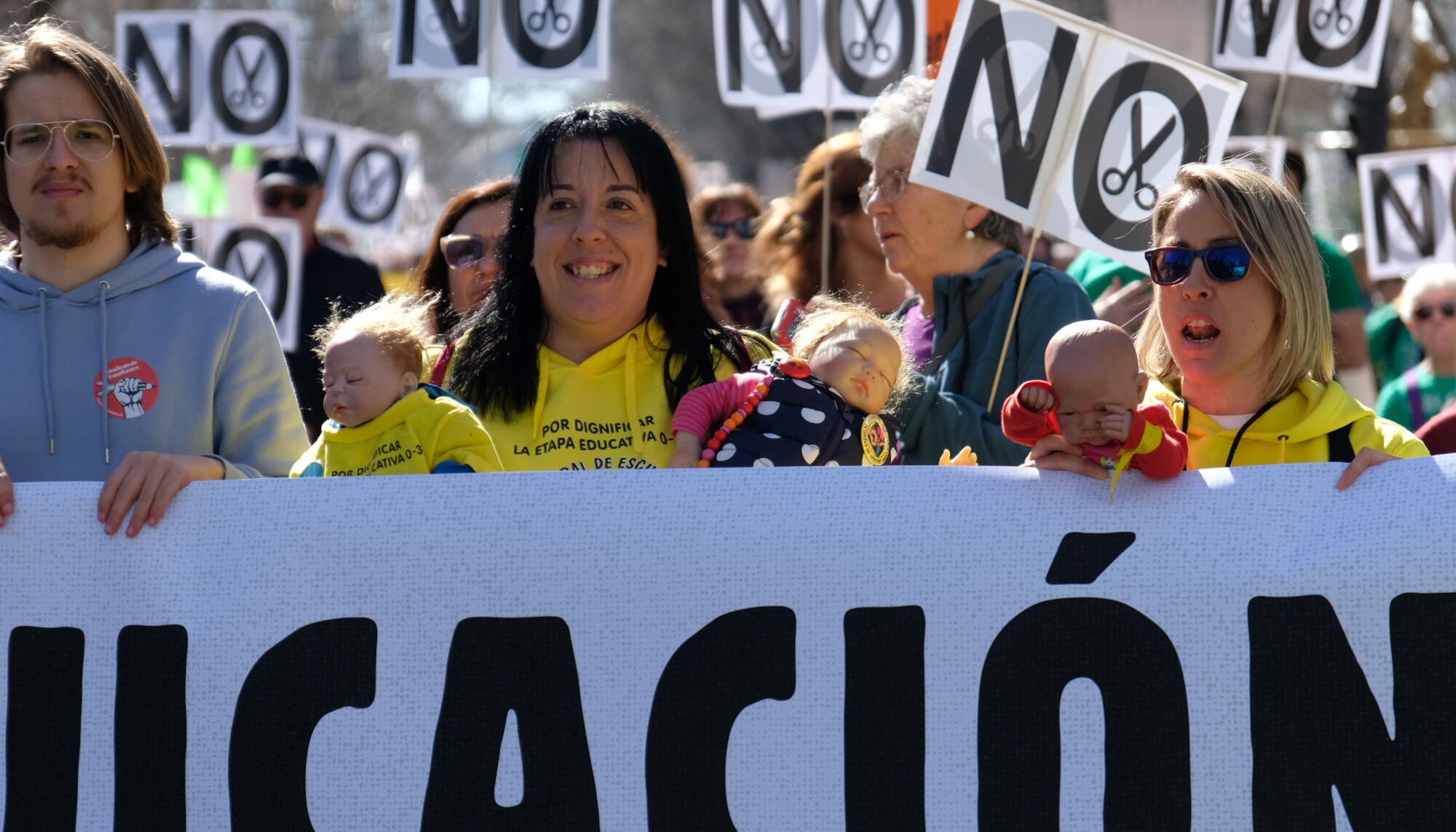 Docentes, estudiantes y familiares de alumnados se manifiestan en Madrid contra la privatización del sistema educativo.