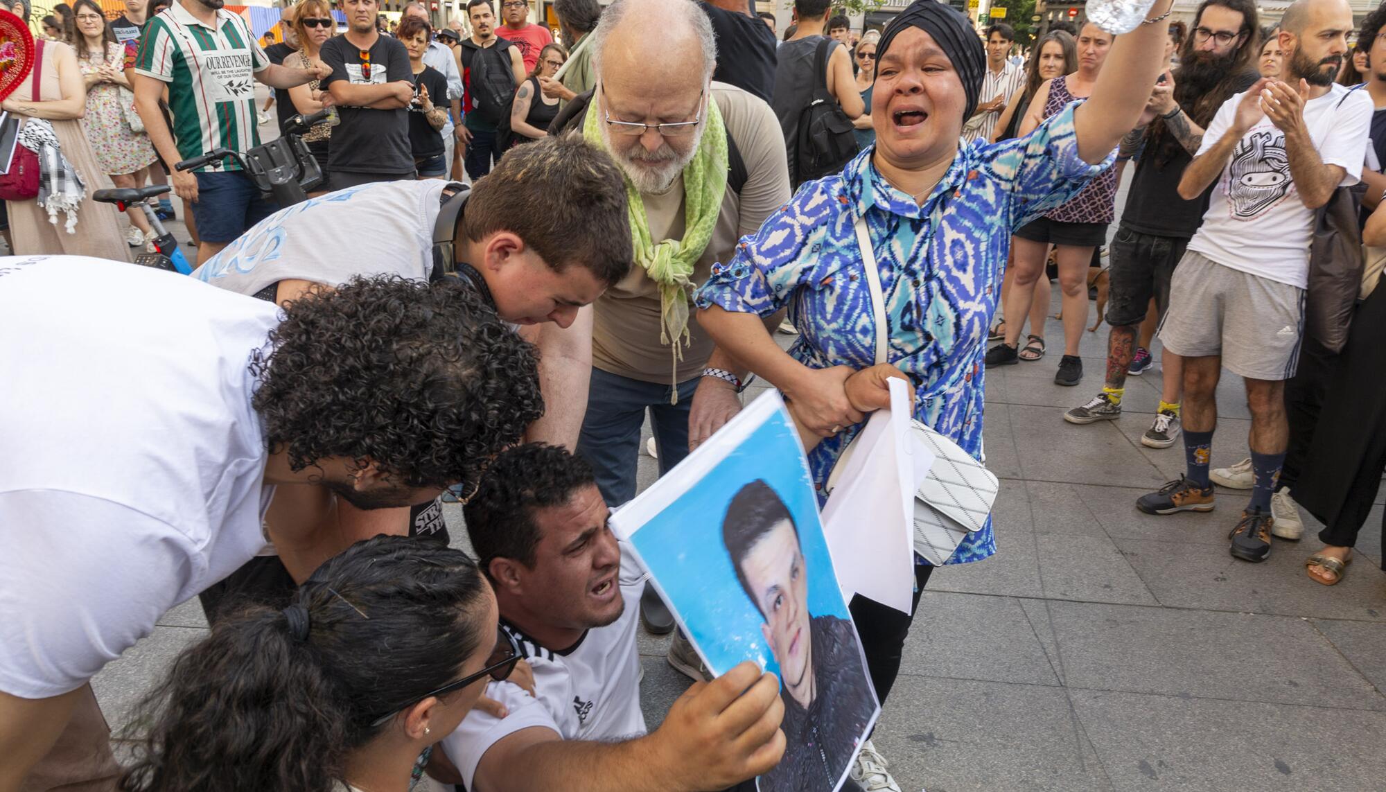 Familiares de Abderrahim en la plaza Callao