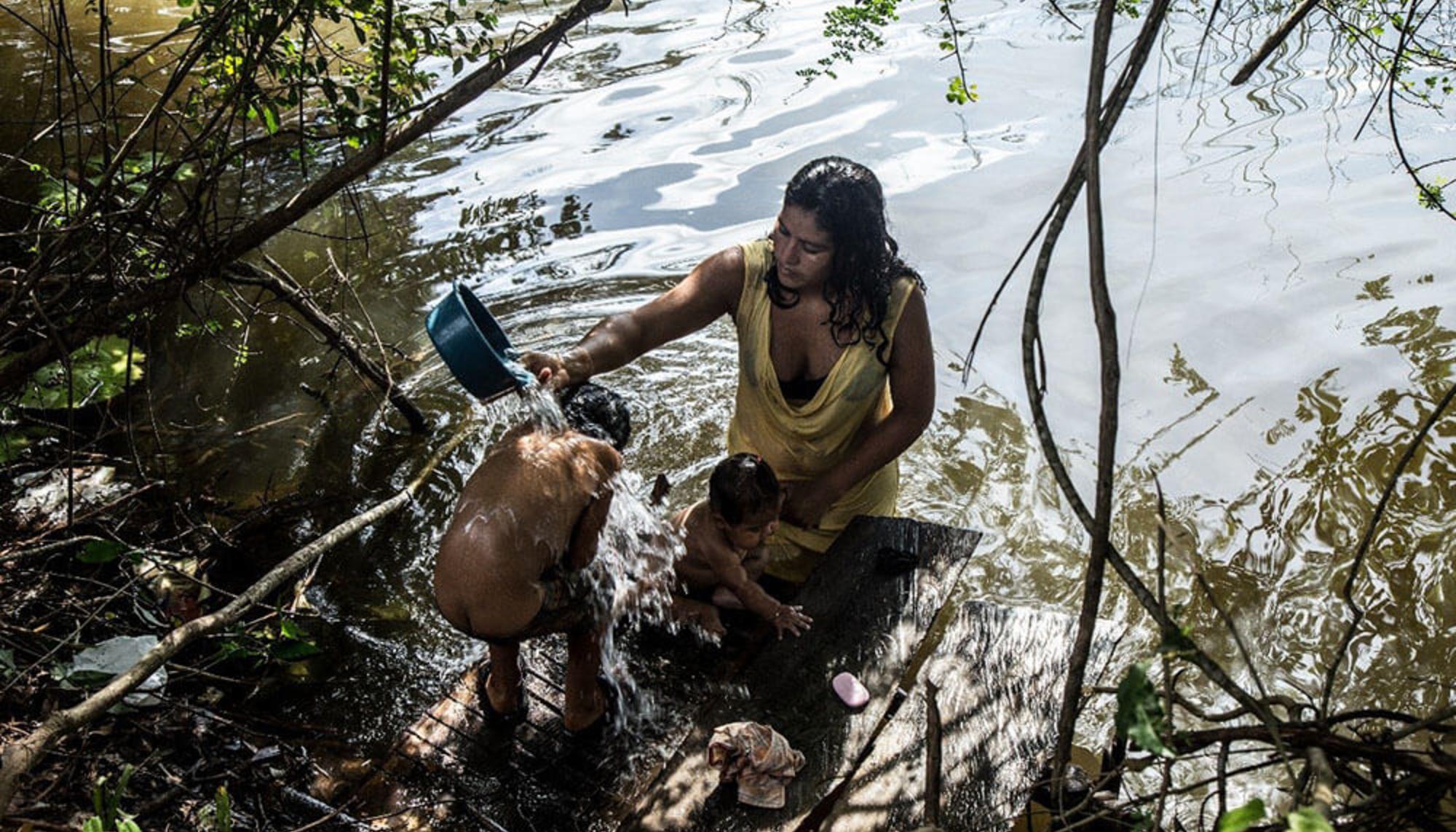 El aseo de los niños en los márgenes de la laguna