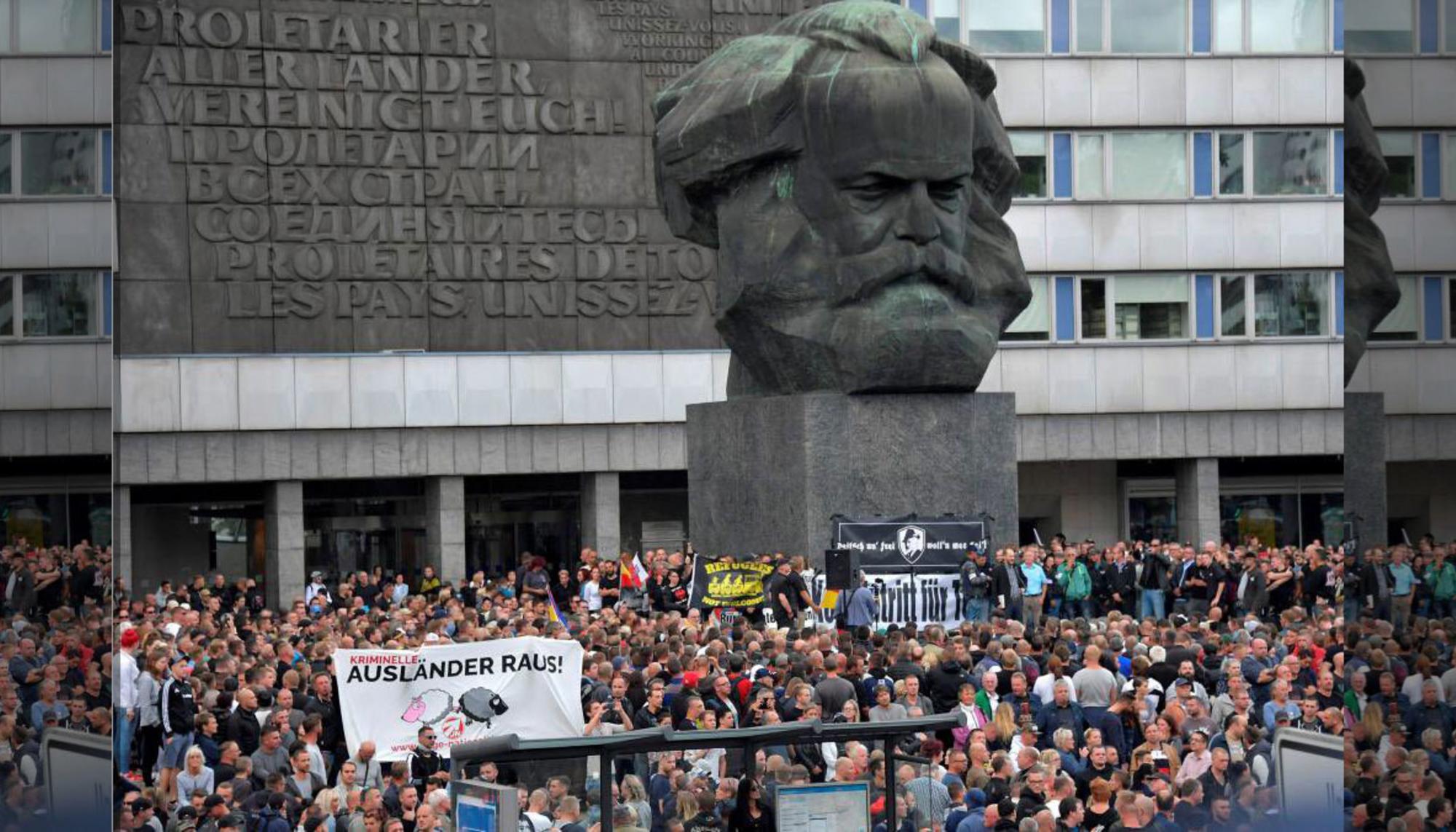Manifestación neonazi frente a una estatua de Marx en Chemnitz  