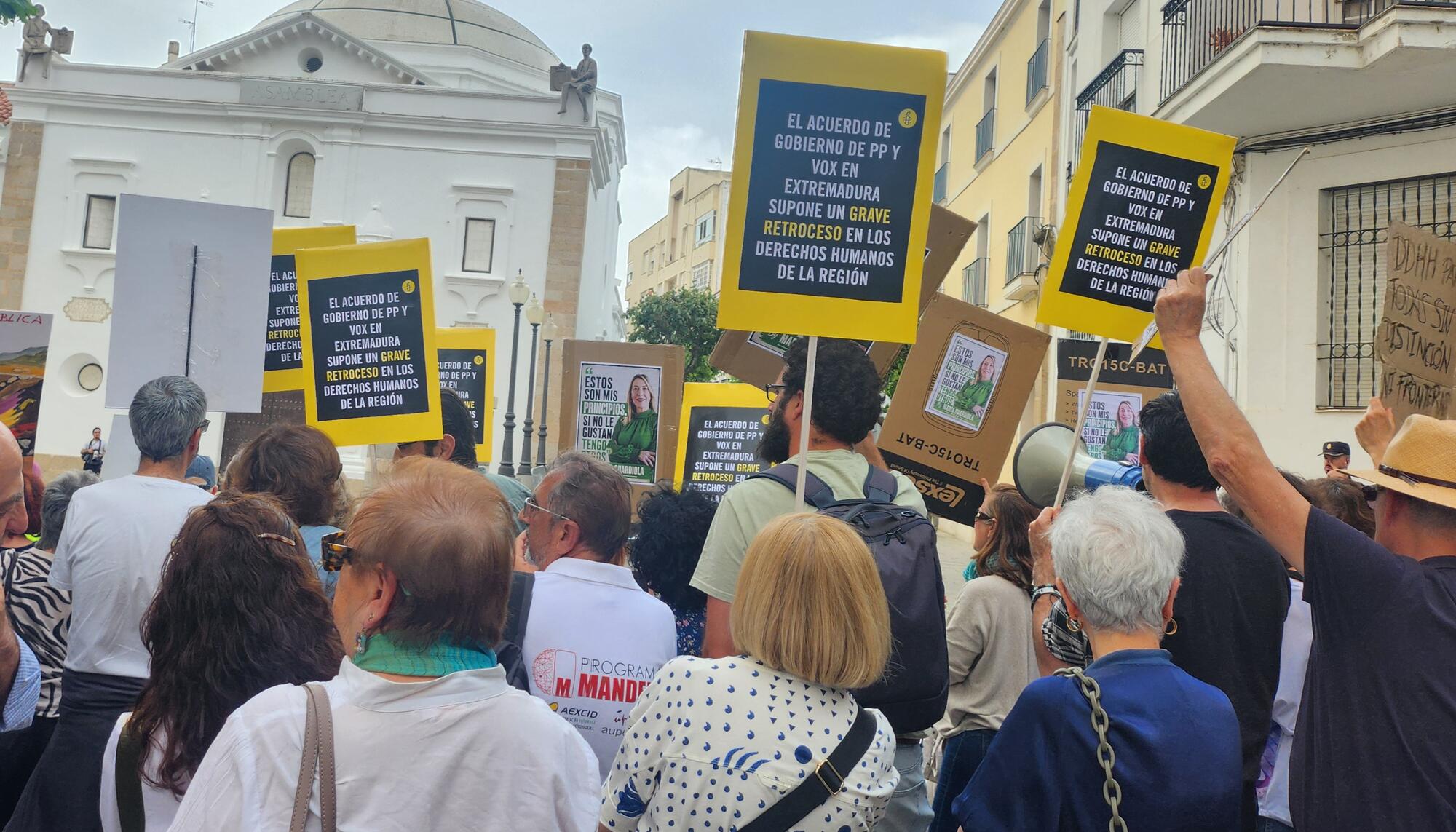 Protesta investidura María Guardiola de VoxPP 