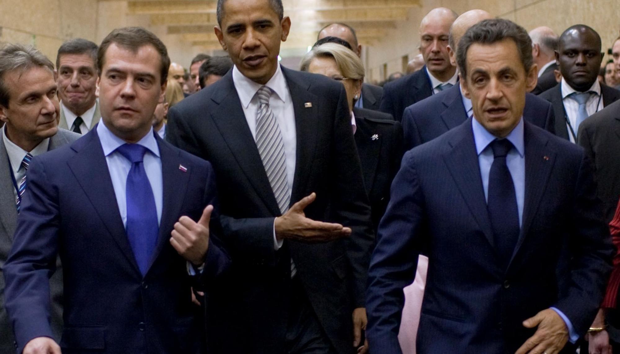 Dmitri Medvedev, Barack Obama y Nicolás Sarkozi en la cumbre de la OTAN en 2010 en Lisboa