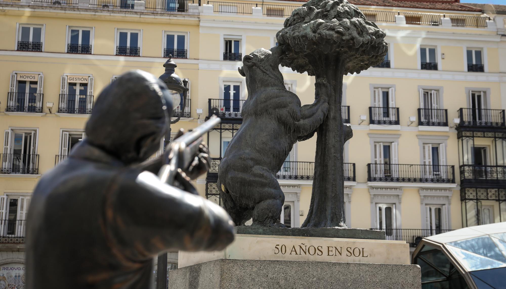 Estatua rey Juan Carlos disparando