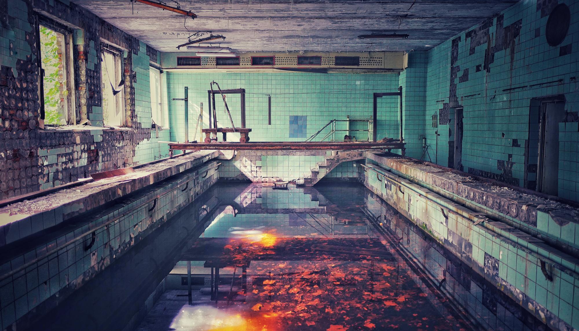 Piscina abandonada en la Zona de Exclusión de Chernóbil. Imagen del documental 'Stalking Chernobyl'.