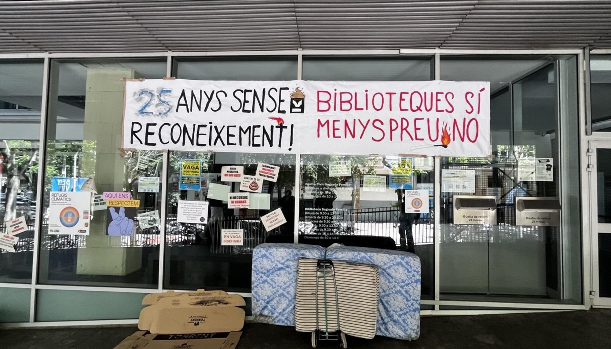 Una biblioteca municipal de Barcelona, en huelga indefinida