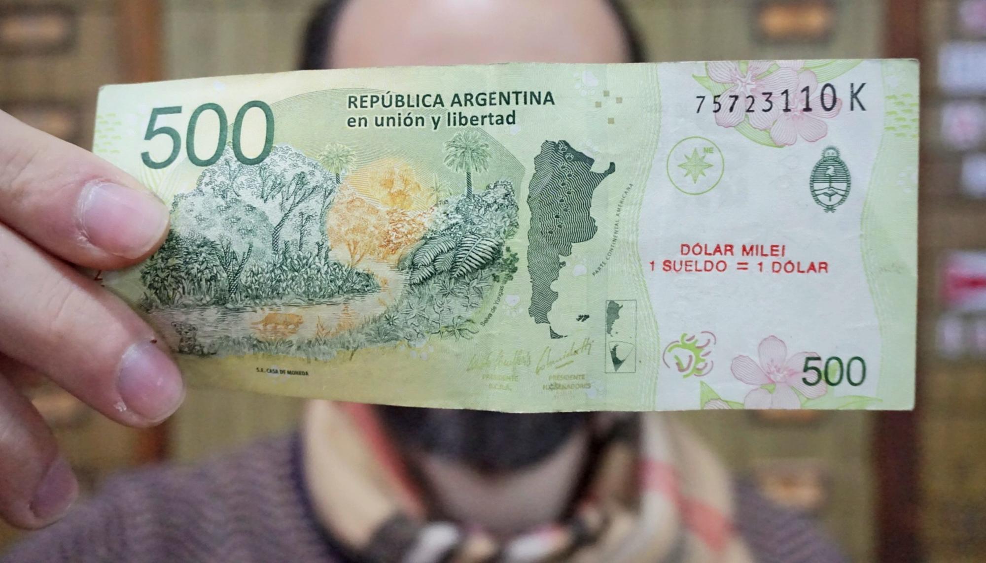 Un colectivo se dedica a "imprimir" billetes para denunciar los planes de dolarización de Milei. Foto: Federico Cinetti