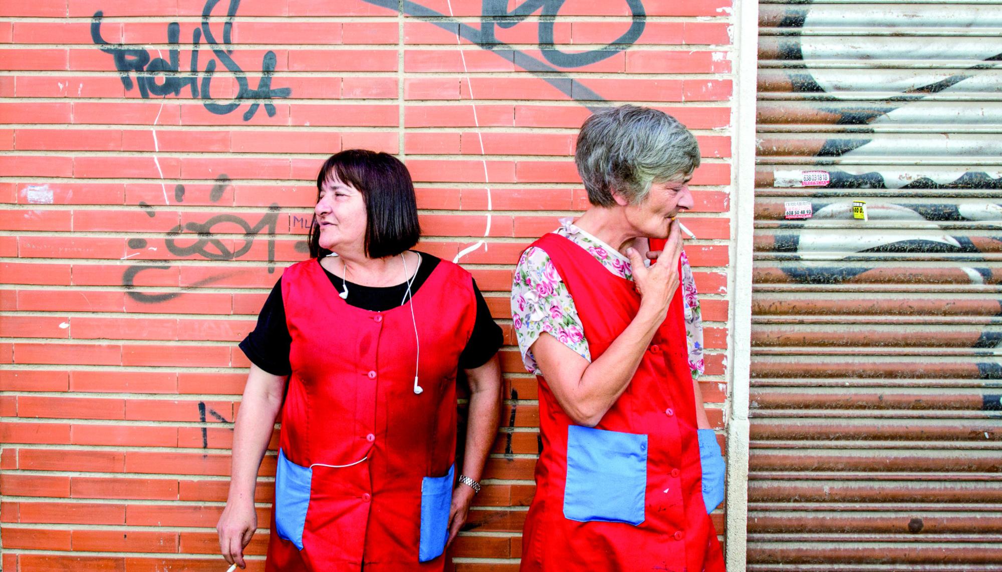 Mujeres fumando en la puerta de fábrica de calzado de Elche