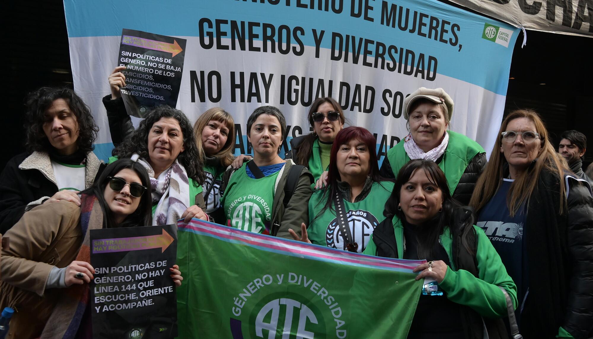 Trabajadoras del Ministerio de las Mujeres, recientemente cerrado por el Gobierno de Milei, protestan contra la medida.