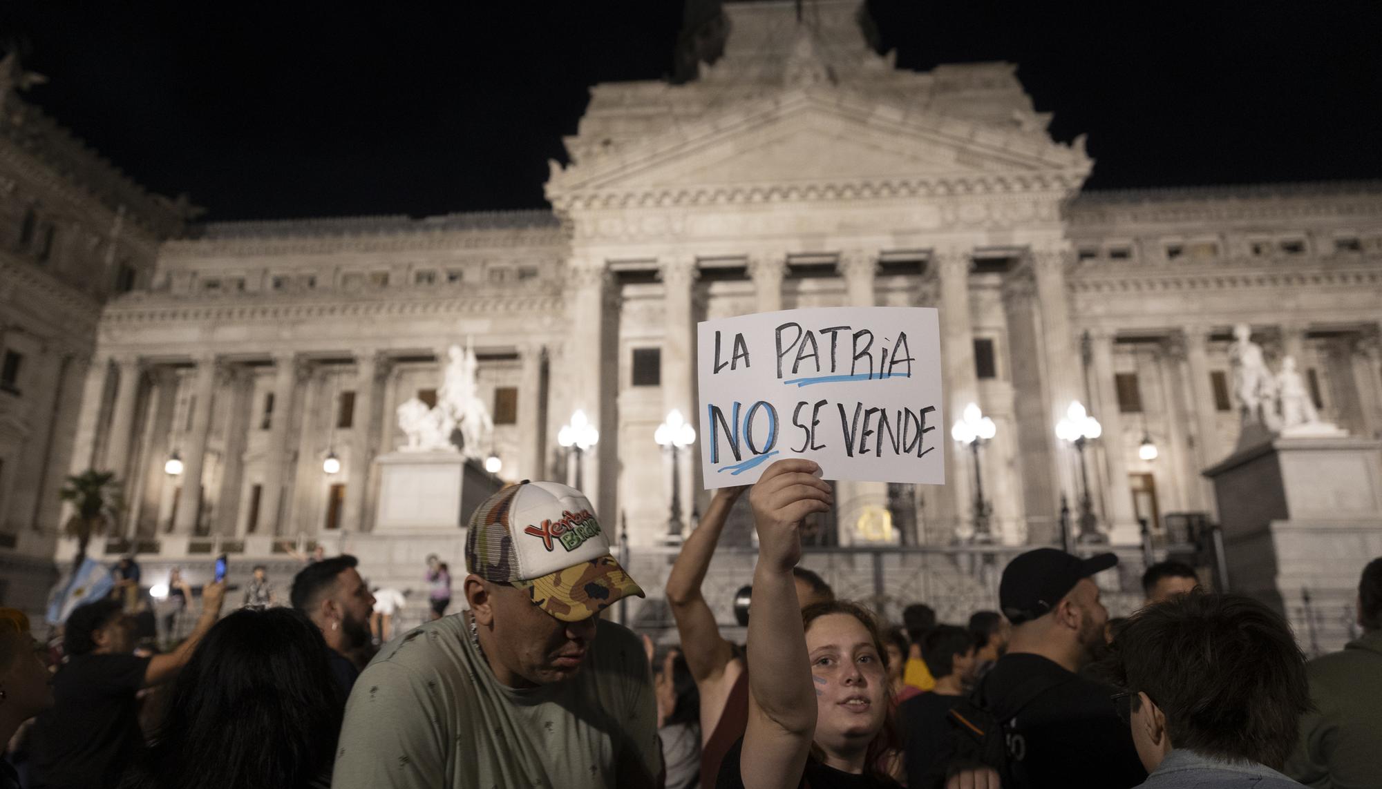 Cacerolazo para protestar contra el Decreto de Necesidad y Urgencia (DNU) anunciado por el presidente Javier Milei. - 1