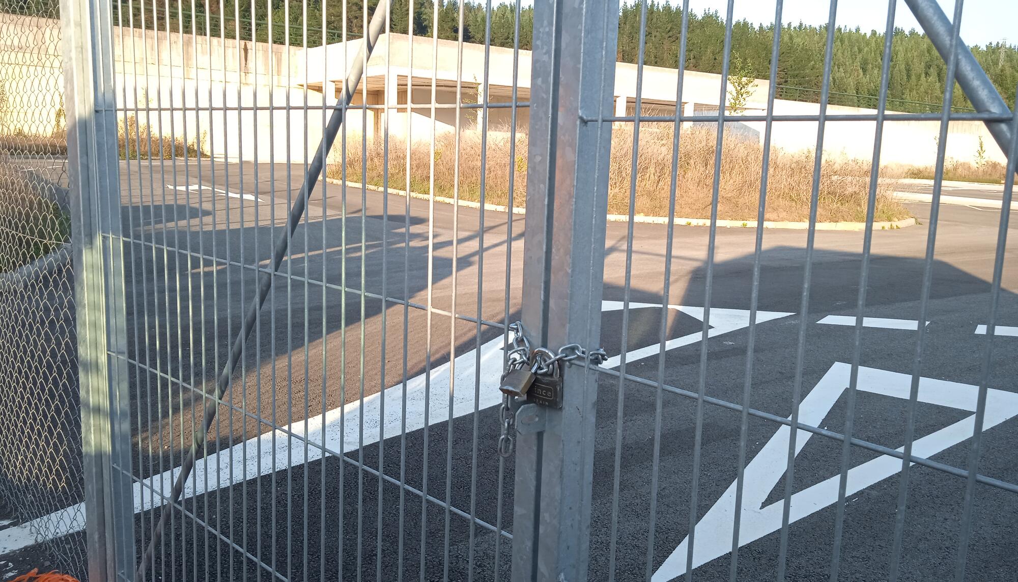 Candados en el acceso a la estación abandonada del TAV en Ezkio-Itsaso