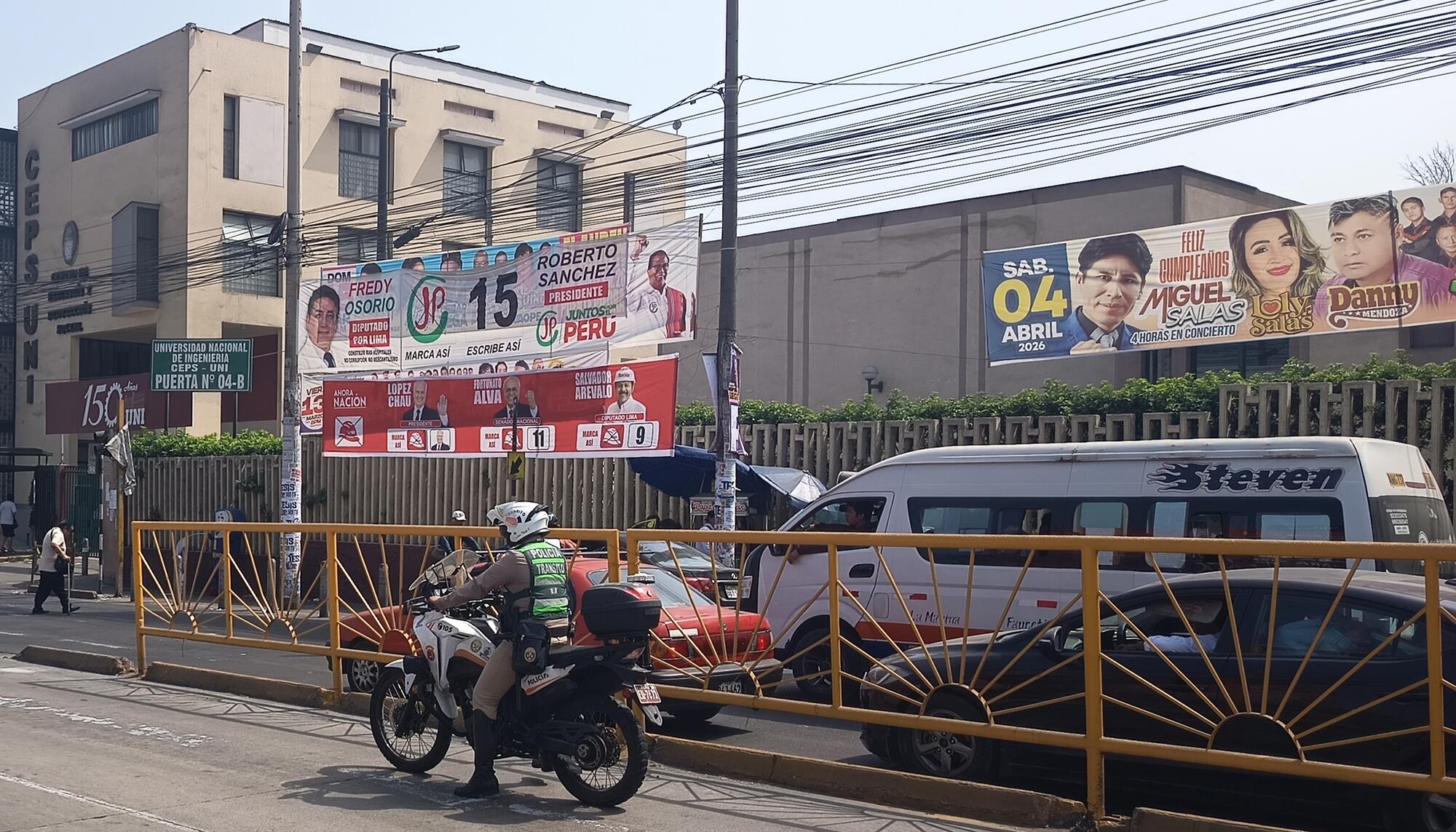 Un policía, frente a la propaganda electoral de Juntos por el Perú y Ahora Nación, las dos principales formaciones de izquierda.