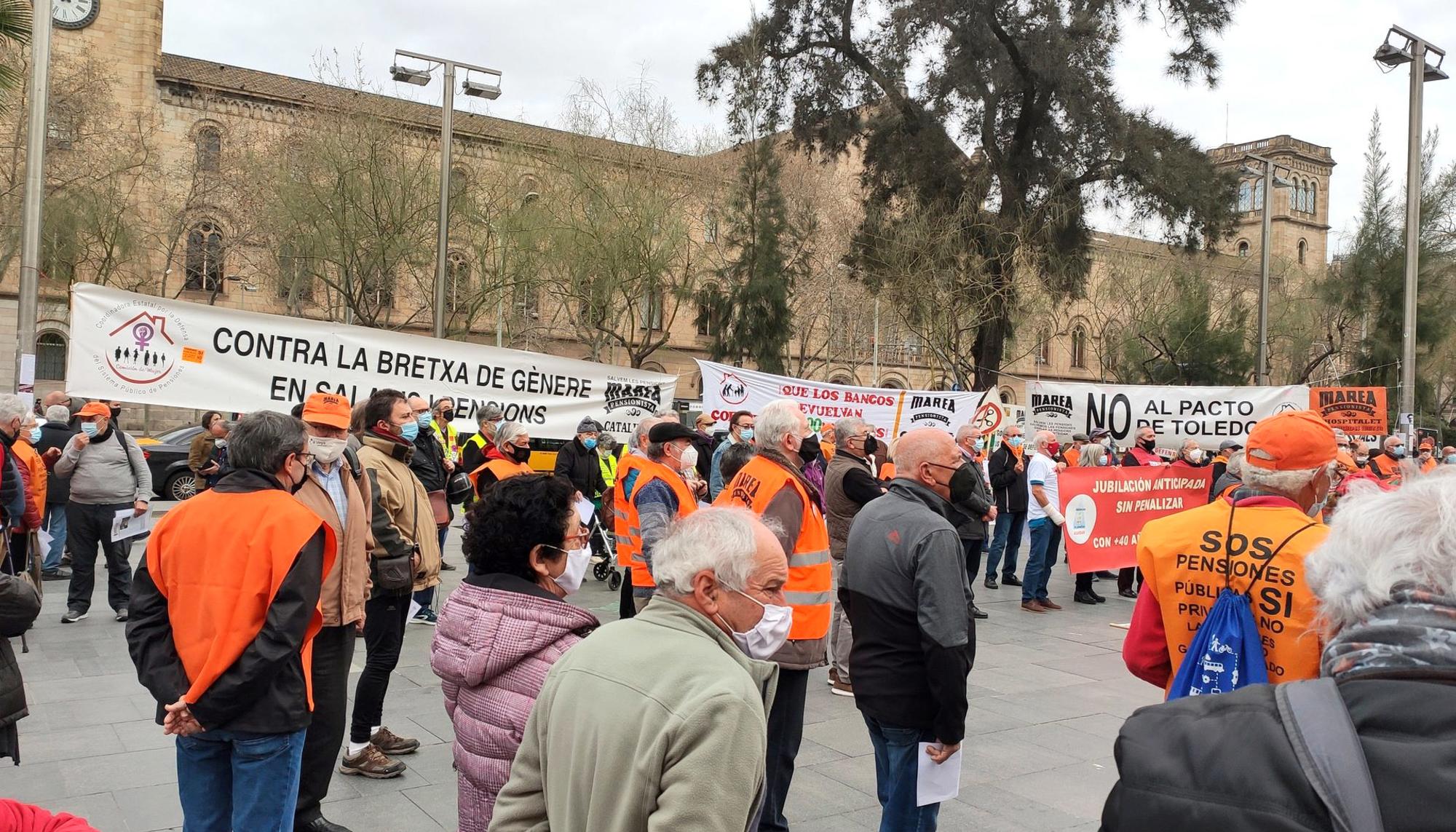Concentración de pensionistas en Barcelona este 1 de marzo para denunciar la brecha de género en las pensiones y los planes del Pacto de Toledo y del Ministerio de José Luis Escrivà.