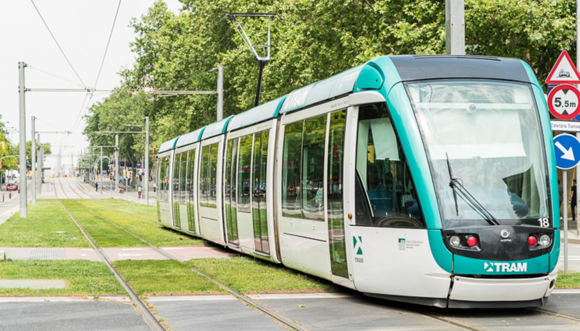 Tranvía del sistema TRAM de transportes de Barcelona que tiene vínculos con la empresa Alstom, implicada en proyectos que refuerzan la presencia de Israel en territorio ocupado(Autoría: Ayuntamiento de Barcelona)