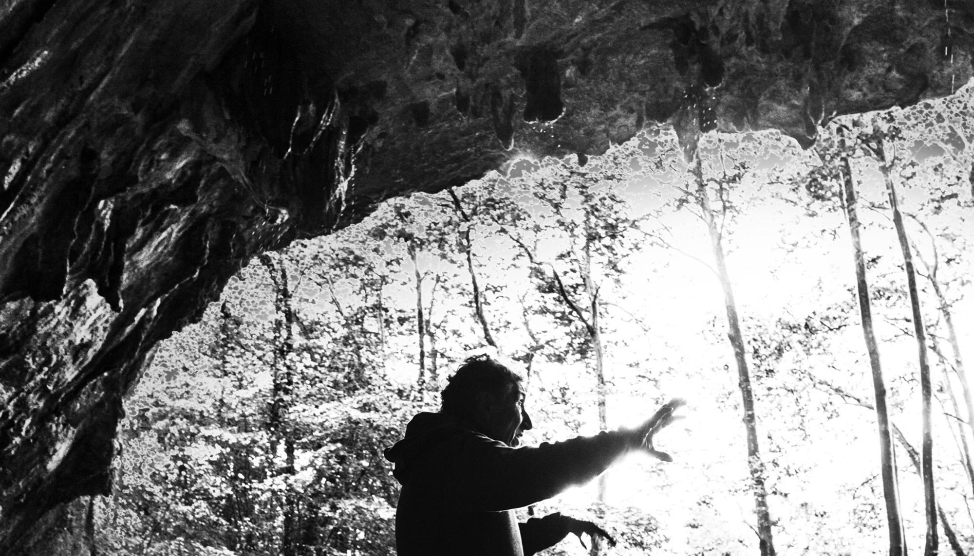 Silvia Federici visita las cuevas de Zugarramurdi