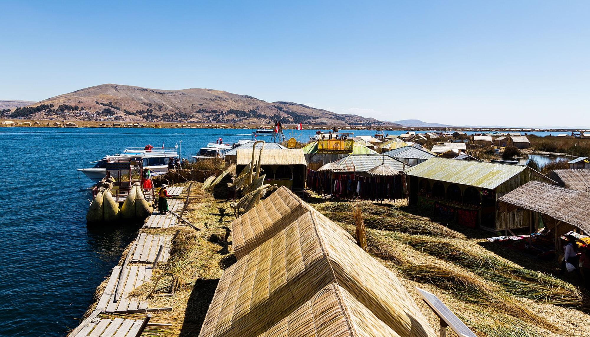 Islas flotantes de los Uros, en la bahía de Puno (Perú) en el lago Titicaca.