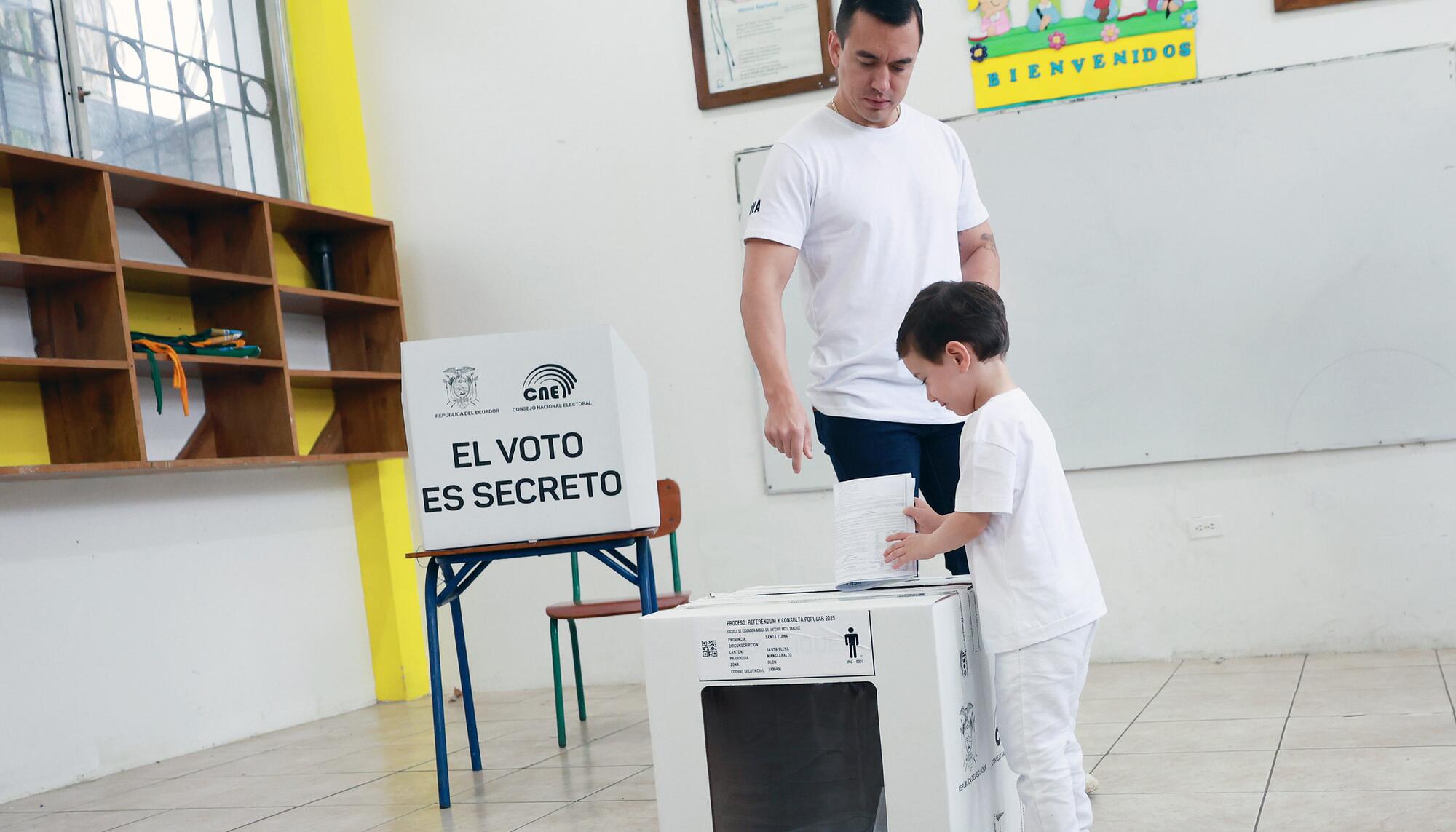 El presidente de Ecuador, Daniel Noboa, vota en la consulta popular del 16 de noviembre de 2025