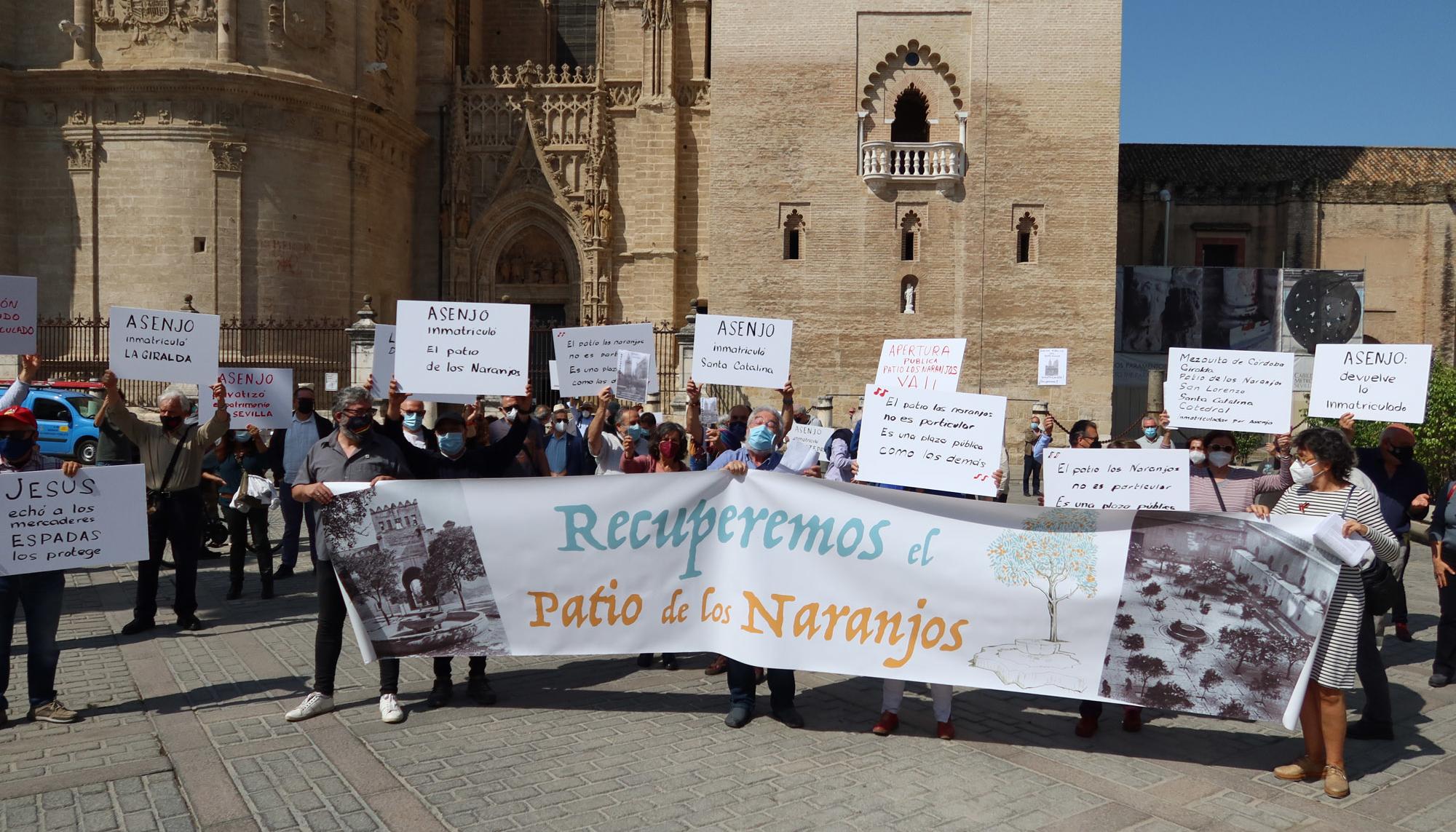 Protesta recuperar inmatriculación Patio Naranjos Sevilla