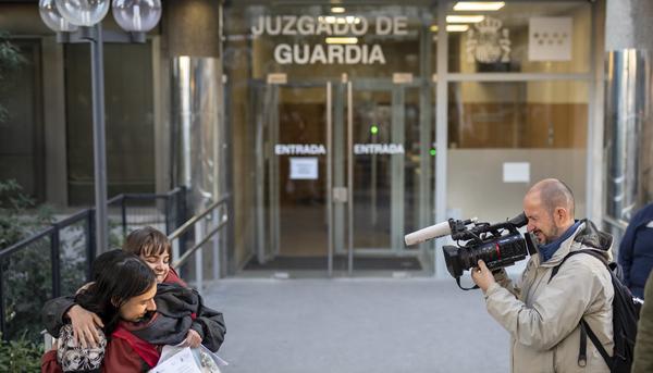 Salida de las detenidas tras la acción contra la crisis climática en el Museo del Prado - 2