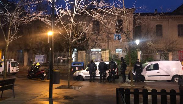 Agentes de la Policía Nacional desalojan el CSC Luis Buñuel de Zaragoza