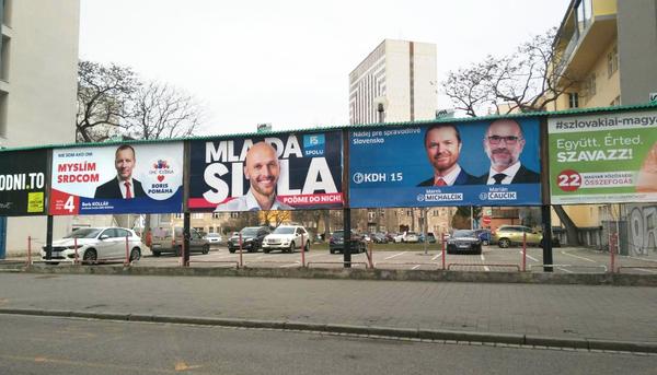 Carteles electorales en Bratislava.
