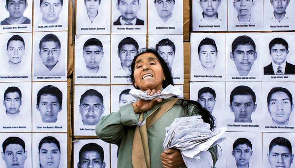 Teatro callejero sobre los 43 estudiantes desaparecidos en Ayotzinapa.