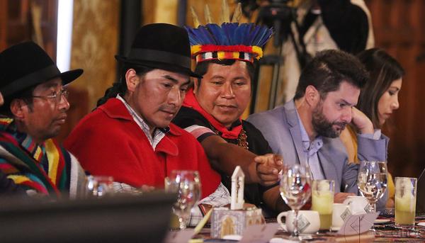 Leonidas Iza (con chaqueta roja) y otros miembros del movimiento indígena ecuatoriano se reúnen con Lenin Moreno.