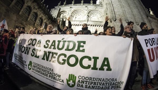 Manifestación percorreu Compostela na defensa dunhas urxencias sanitarias dignas.