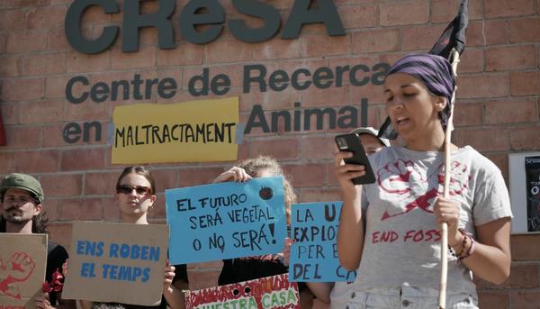 protesta End Fossil contra la experimentación animal