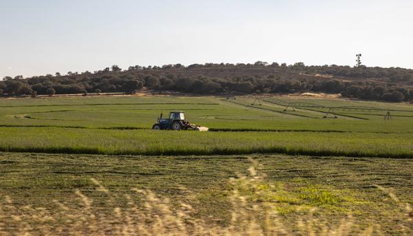 Tractor trabajando en el norte de Zamora