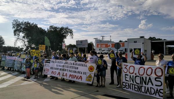 Concentración contra la mina de uranio en Retortillo, Salamanca, ante las puertas de Berkeley Minera. Fuente: José Ramón Barrueco Sánchez