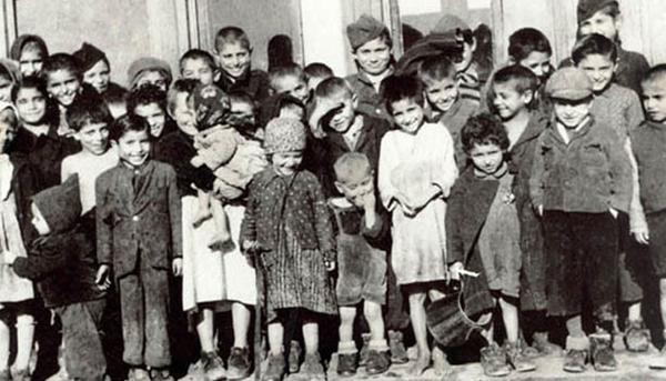 Grupo de niños romaníes internados en Lety.