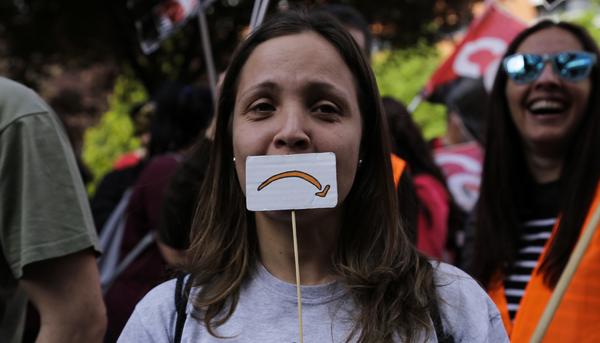 Una trabajadora de Amazon, durante la huelga en el mes de marzo de 2018