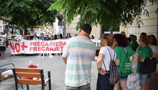 Kellys, aparadoras y otros colectivos se concentran frente a Inspección del Trabajo en Alicante