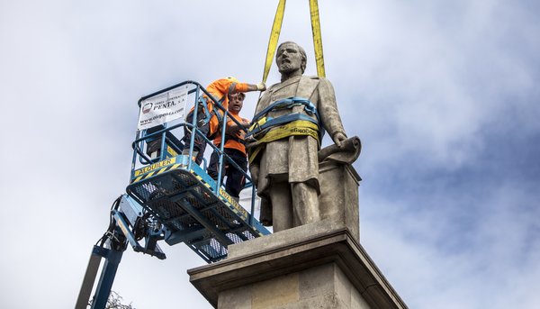 Retirada estatua de Antonio López 3