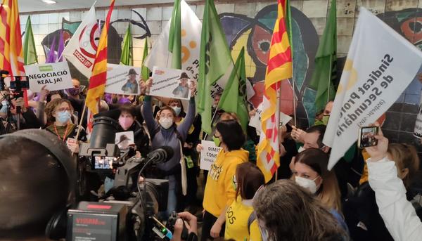 Sindicatos catalanes ocupan la Consellería de Educación 