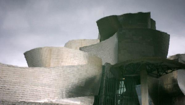 Reflejo de la fachada del Museo Guggenheim en Bilbao_2