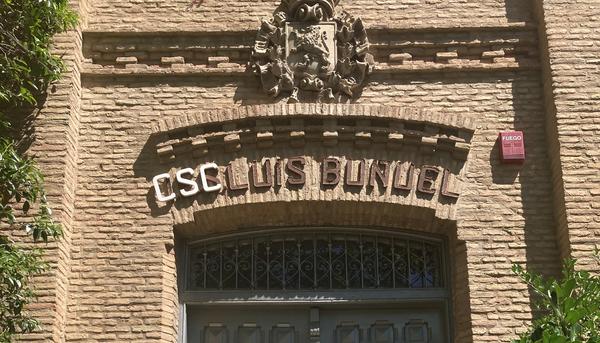 Entrada al CSC Luis Buñuel, edificio del antiguo instituto IES Luis Buñuel en El Gancho.