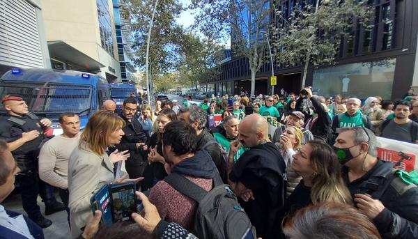 Activistas dialogan con la diputada del PSC Lluïsa Morent exigiendo una reunión para negociar la reforma de la Ley de Enjuiciamiento Criminal (Barcelona). 