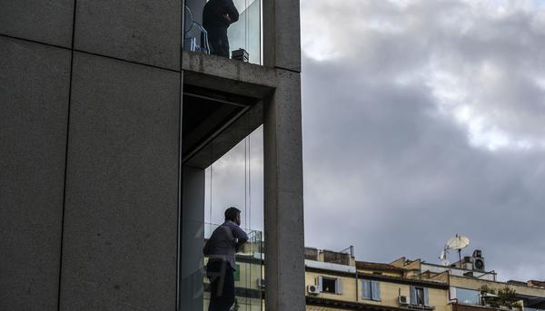 Gente asomada a los balcones Chueca