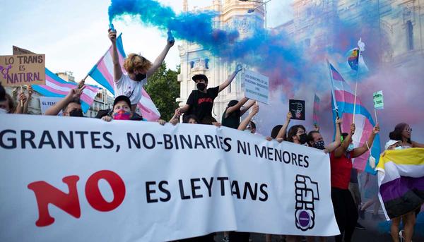Acción contra el PSOE en el Orgullo