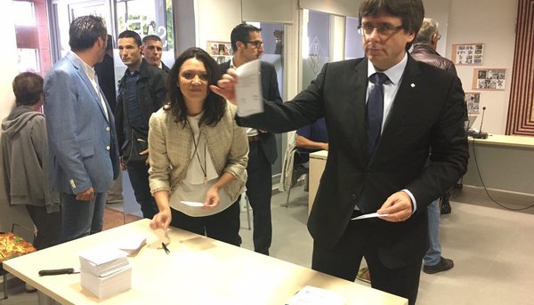 Carles Puigdemont vota en el referéndum