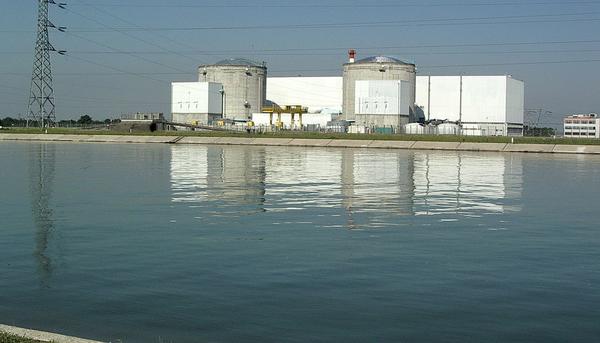 Los dos reactores de la central nuclear de Fessenheim, Francia, junto a un canal. Fuente: Beyond Nuclear International.