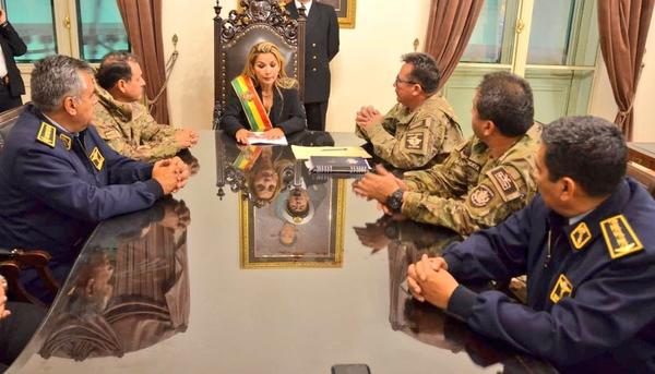 Jeanine Áñez se reúne con el alto mando militar.